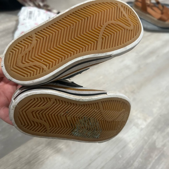 Nike Kids White and Brown Sneakers - Picture 6 of 6